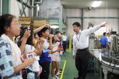 夏休みに小学生が企業を訪問　「アイデムしごと探検隊」