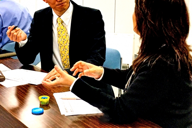朝の朝礼と掃除は業務範囲に含まれるの？給料は貰える？