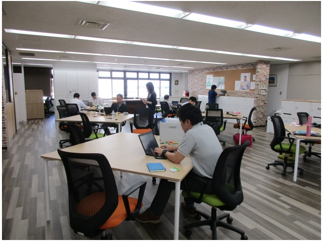 メニコンのオフィス改革「フリーアドレス制」導入