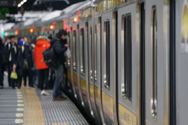 デキる会社員はココが違う！通勤電車の過ごし方