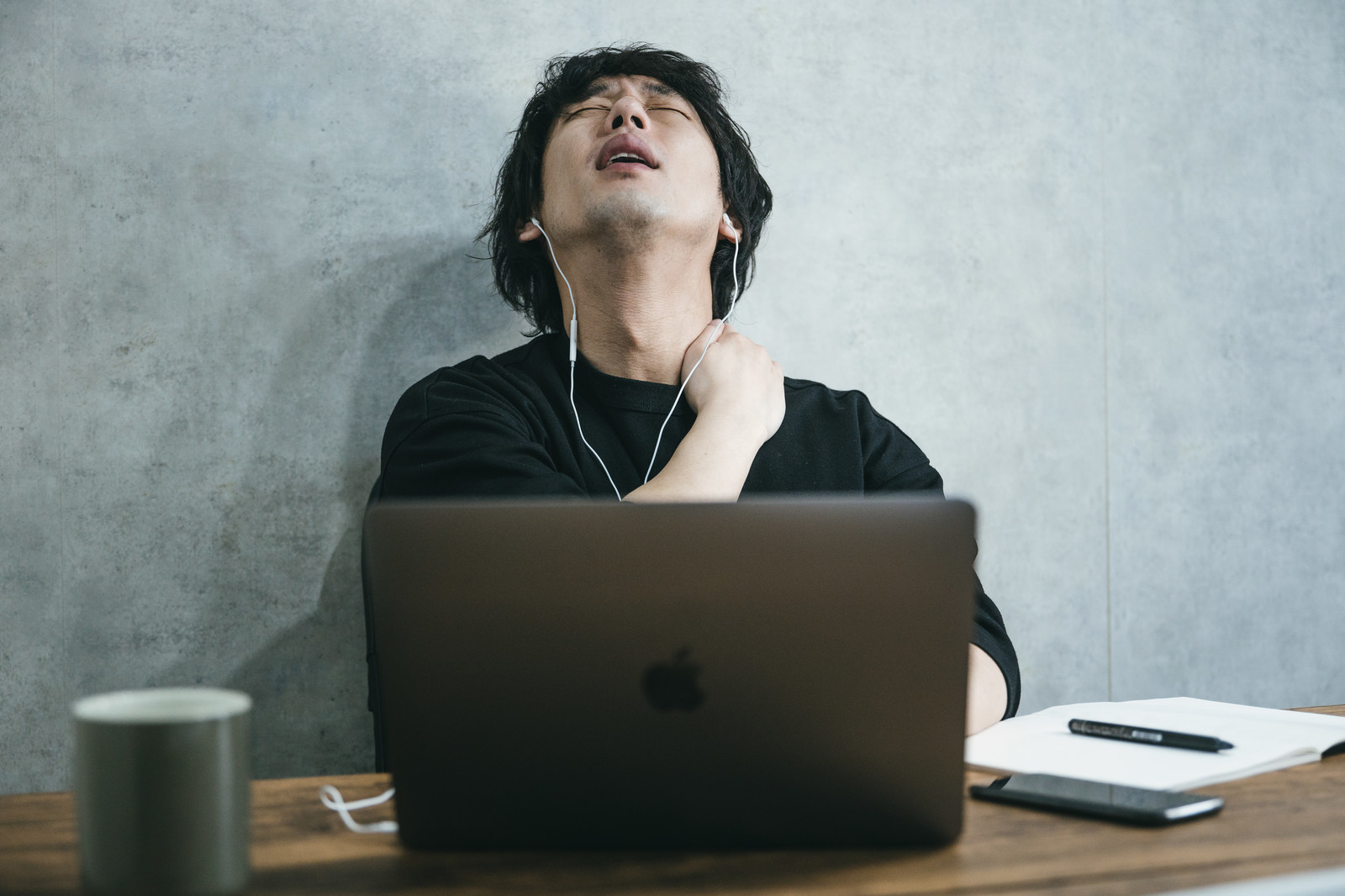 多くの社会人が悩まされている疲れ目の原因や対処法とは