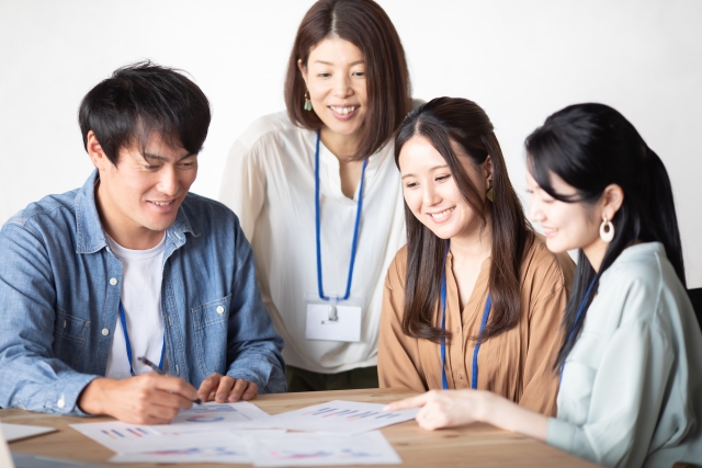 仕事中の私語はどこまで許される？私語がやめられない人への対処法