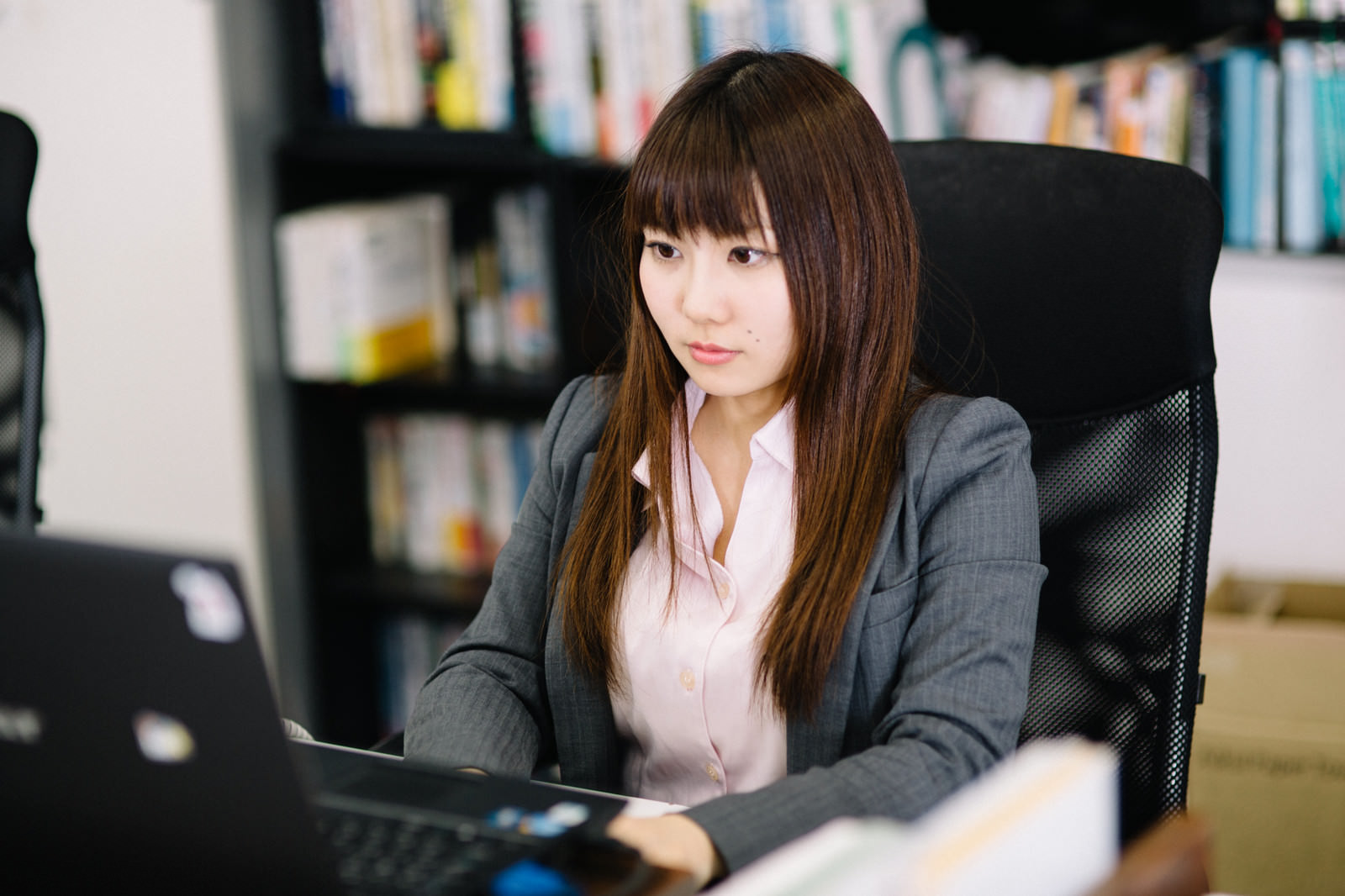 オフィスチェアの正しい座り方とは？座り方・姿勢による影響