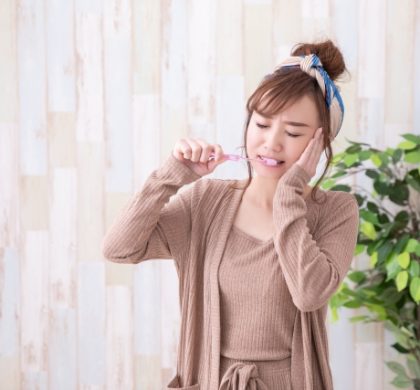 食いしばりや歯ぎしりは歯を痛める原因に!改善の方法は?