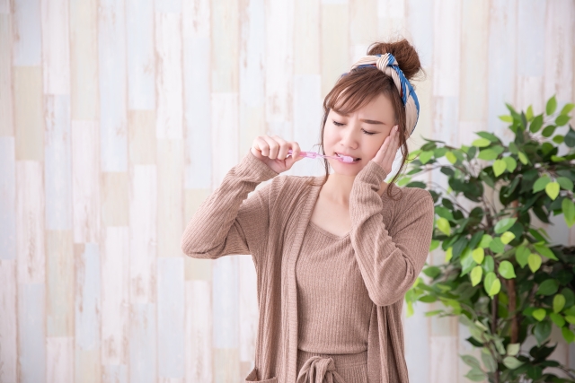食いしばりや歯ぎしりは歯を痛める原因に！改善の方法は？